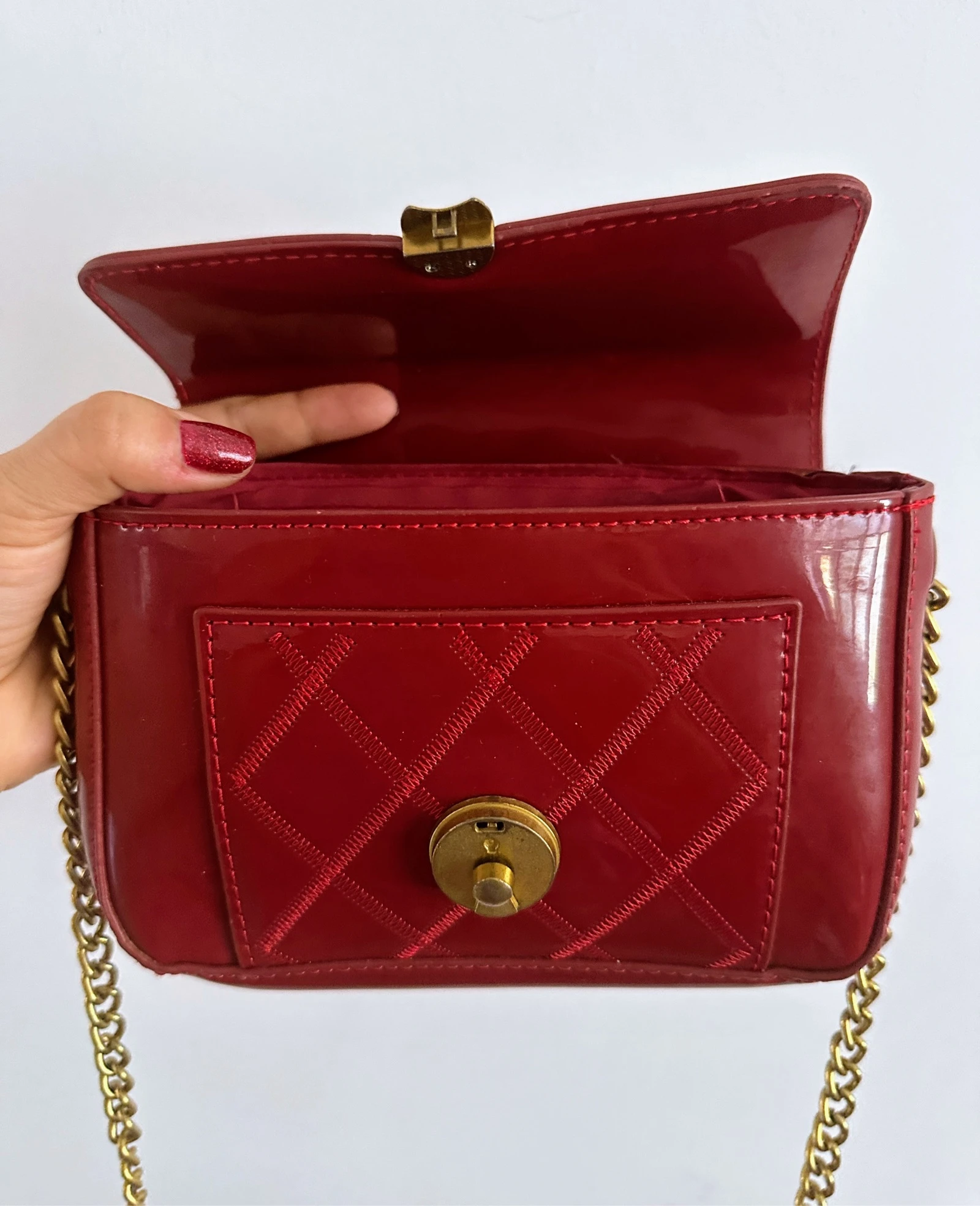 Bolso bandolera de charol rojo burdeos con cadena dorada - Estilo Vintage / Y2K – photo 2